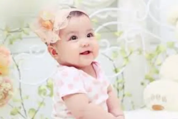 Nằm mơ thấy em bé gái đánh số gì?